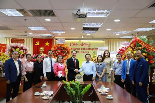 Hội Doanh nhân Sài Gòn Thành phố Hồ Chí Minh thăm và chúc mừng Đài Tiếng nói Việt Vam (VOV) - Xơ quan thường trú tại TP. HCM và Báo Phụ Nữ TP. HCM nhân Kỷ niệm 101 năm ngày Báo chí Cách mạng Việt Nam